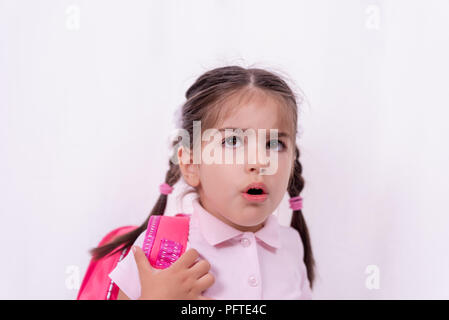 Portrait of cute fille triste et malheureux, en uniforme d'pas aller l'école.copie espace pour l'édition. Banque D'Images