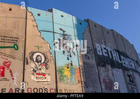 Un graffiti sur le mur de séparation / mur de la paix à Bethléem, Israël, Palestine, Moyen Orient. Octobre 2017 Banque D'Images