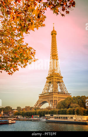 La tour Eiffel et de la Seine, jaune automnal des arbres, Paris France Banque D'Images