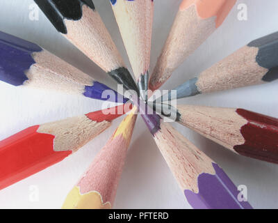 Close up.crayons de couleur empilés dans un cercle sur une white Banque D'Images