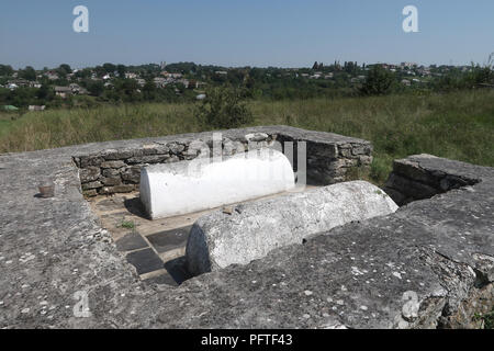 La tombe de Rabbi Haim Stanover et Rabbi Menachem Mendel pionniers du mouvement de la Haskala juive dans le vieux cimetière juif avec environ 3000 tombes situé sur une colline, au-dessus de la rivière Zbruch, dans toute la ville de Sataniv dans le Kiev, Odessa, Ukraine. Il y a environ 300 tombes et stèles sculptées à partir de la 16e à la première moitié du 19e siècle dans l'ancienne partie. La pierre tombale la plus ancienne date du 1554. Banque D'Images