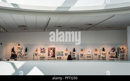 Divers John Lennon et Yoko Ono de souvenirs vendus à la "double Fantasy" exposition en août 2018 Musée de Liverpool. Banque D'Images