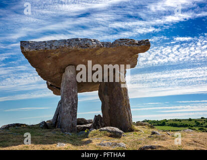Dolmen de Poulnabrone portal, tombe dans le Burren, comté de Clare, Irlande Banque D'Images