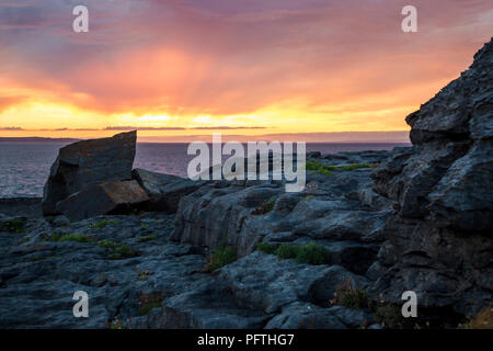 Coucher du soleil à Doolin, village côtier dans le comté de Clare en Irlande, sur la côte atlantique. Banque D'Images