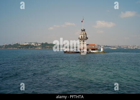 La Tour de la jeune fille, également connue sous le nom de Kiz Kulesi, la Tour de la Leander ou la Tour de Leandros à l'entrée du détroit du Bosphore à Istanbul, en Turquie Banque D'Images