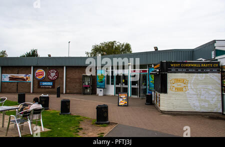 Carlisle, Royaume-Uni - 11 août 2018 : une journée grise à Southwaite service station sud, avec les panneaux pour Burger King, M&S Simply food, Costa C Banque D'Images