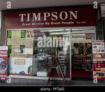 Stirling, Royaume-Uni - 11 août 2018 : l'avant de Timpsons cutter clé et atelier de réparation de chaussures Pitt en terrasse Banque D'Images
