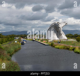 Falkirk, Royaume-Uni - 09 août 2018 : les touristes autour de l'Kelpies - une paire de grandes statues de tête de cheval en acier inoxydable par le sculpteur et Banque D'Images