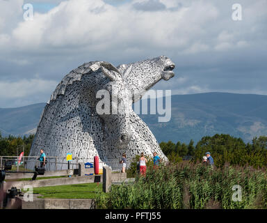 Falkirk, Royaume-Uni - 09 août 2018 : les touristes autour de l'Kelpies - une paire de grandes statues de tête de cheval en acier inoxydable par le sculpteur et Banque D'Images