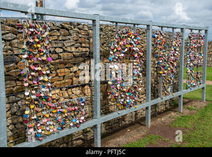 Gretna Green, Royaume-Uni - 08 août 2018 : une collection d'amour - serrures Cadenas avec des messages personnels sur eux, en forme le mot amour près Banque D'Images