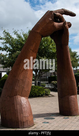 Gretna Green, Royaume-Uni - 08 août 2018 : les mains jointes statue par Ray Lonsdale, une représentation des mariages que Gretna Green est famo Banque D'Images