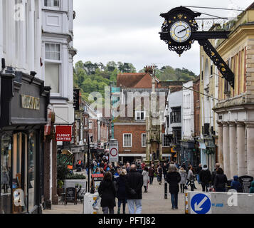 Winchester, Royaume-Uni - 29 Avril 2018 : la foule de visiteurs de High Street Banque D'Images