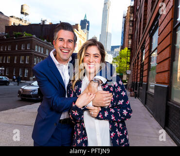 Caucasian New York City Man and Woman Couple stupide loi et avec amour dans les rues de Manhattan Banque D'Images