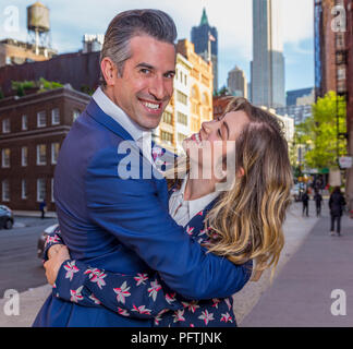 Caucasian New York City Man and Woman Couple stupide loi et avec amour dans les rues de Manhattan Banque D'Images