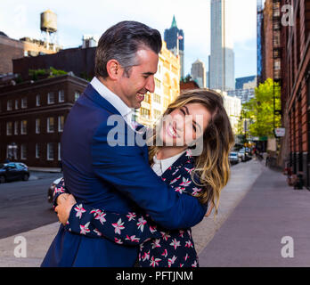 Caucasian New York City Man and Woman Couple stupide loi et avec amour dans les rues de Manhattan Banque D'Images