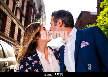 Caucasian New York City Man and Woman Couple stupide loi et avec amour dans les rues de Manhattan Banque D'Images