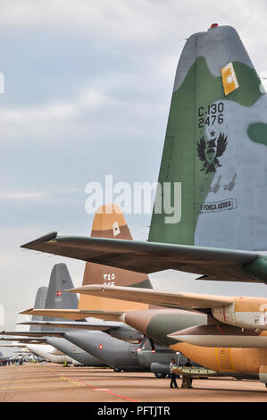 Les avions de transport Lockheed C-130 Hercules embarquent au Royal International Air Tattoo riat RAF Fairford, Royaume-Uni. Avions alignés Banque D'Images