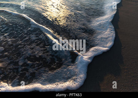 Les vagues sur la plage au coucher du soleil à Perth en Australie occidentale Banque D'Images