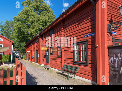 Maisons en bois rouge traditionnel dans la vieille ville d'Orebro (Gamla Orebro), Örebro, Suède Närke, Banque D'Images