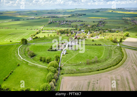 Vue aérienne du monument en pierre du village d'Avebury, Wiltshire, Angleterre Banque D'Images