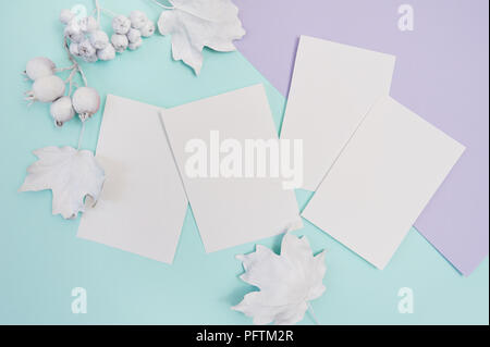 Les baies et les feuilles avec cadre blanc sur la maquette et turquoise pastel violet automne fond blanc avec des feuilles de papier. Carte de souhaits pour Thanksgiving Banque D'Images