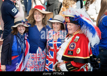 Le crieur public Tony Appleton (officiellement de Romford dans l'Essex) à Windsor le jour du mariage du prince Harry & Meghan Markle avec royal fans Banque D'Images