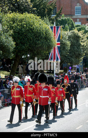 Des représentants des divisions de gardes à Windsor le jour du mariage du prince Harry & Meghan Markle avec royal fans bordant la rue haute Banque D'Images