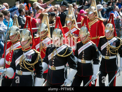 Les membres de la cavalerie de famille Life Guards (tunique rouge) et Blues & tuniques bleues (Royals) mars à Windsor avant le mariage royal Banque D'Images