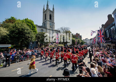 La bande de l'Irish Guards à Windsor le jour du mariage du prince Harry & Meghan Markle avec royal fans bordant la rue haute Banque D'Images