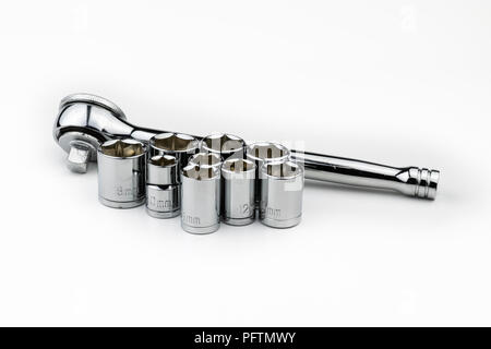 Un brillant, argent, chrome set de clé à douille métriques avec les sockets de différentes tailles en millimètres sur un fond blanc comme un mécanicien automobile, repai Banque D'Images