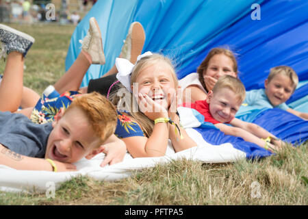 Les enfants pack un Bristol il Montgolfières à Ashton Court, août 2018 UK Banque D'Images