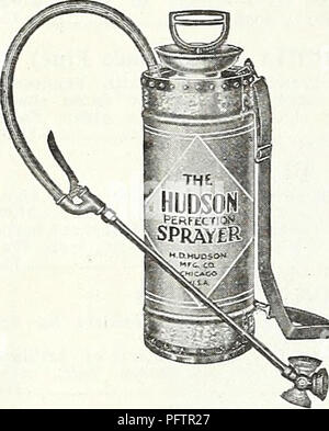 Ce catalogue de 1937 comprend une variété de produits de jardinage, tels que des graines de fleurs, de légumes et de plantes ornementales. Il comprend également le pulvérisateur Hudson, un pulvérisateur haute pression de quatre gallons conçu pour les tâches générales de pulvérisation, avec une construction en laiton et divers accessoires comme un tuyau de pulvérisation et une rallonge. Banque D'Images