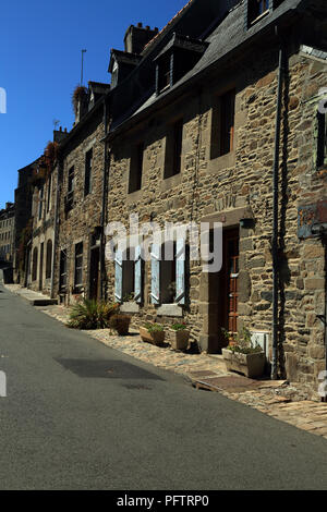 Avis de maisons traditionnelles dans la Rue Ernest Renan, Treguier, Côtes d'Armor, Bretagne, France Banque D'Images