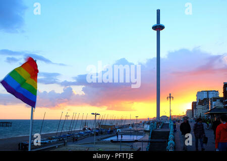 Brighton, promenade au coucher du soleil avec le déménagement tour d'observation au centre de la promenade est très occupé, un drapeau de la fierté s'envole en arrière-plan le ciel je Banque D'Images