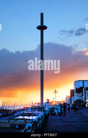 Brighton, promenade au coucher du soleil avec le déménagement tour d'observation au centre de la promenade est très occupé, un drapeau de la fierté s'envole en arrière-plan le ciel je Banque D'Images