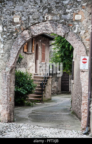 Pittoresque vieille rue de la ville de Malcesine, Italie Banque D'Images