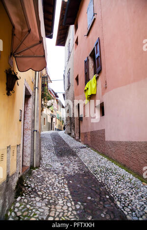 Pittoresque vieille rue de la ville de Malcesine, Italie Banque D'Images