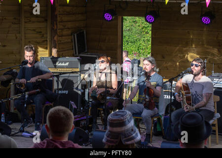 Mécréants, Lankum Folk de Dublin, est un groupe folklorique, qui combinent en quatre parties distinctes les harmonies vocales avec des arrangements de uilleann pipes, concertina, l'accordéon russe, du violon et de la guitare. Leur répertoire s'étend sur Dublin humour chansonnettes de music-hall et de chansons, des ballades classiques de la tradition irlandaise traditionnelle, Voyageur et américaine de danse préférés et leur propre matériel d'origine. Banque D'Images