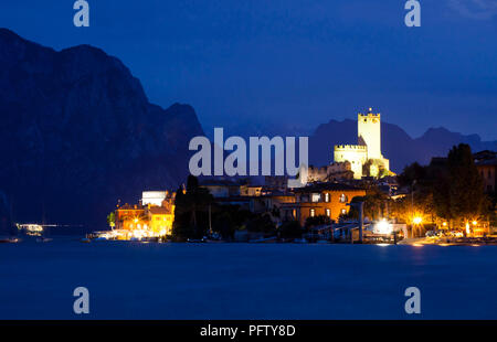 Ville de Malcesine sur le lac de garde dans la région de belle heure bleue, Vénétie (Italie) Banque D'Images