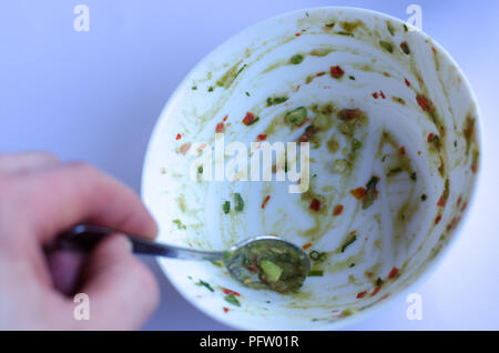 Un bol de guacamole vidé et prêt pour le lave-vaisselle Banque D'Images
