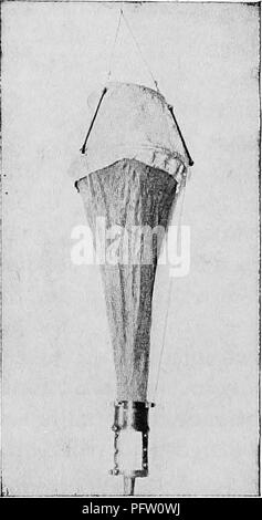 . La biologie d'eau douce. Biologie des eaux douces. La BIOLOGIE D'EAU DOUCE 74 D. Les méthodes quantitatives dans l'eau ouverte I. Le filet à plancton quantitative. Le filet à plancton et de la pompe sont destinés à la collecte de plancton pour investisseurs. Des enquêtes quantitatives Le filet à plancton diffère de l'townet décrit dans son pourtour, qui s'étend vers le haut dans un cône tronqué de toile (Fig. 17), et qu'il est muni d'une benne amovible. La toile de fond de cône entrave suinter entrant dans le filet et entrave également le débordement hors de la table des matières comme le filet est tiré au-dessus de la surface. Il sert en outre de réduire le diam Banque D'Images