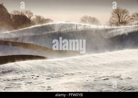 Un champ à Troutbeck dans le district du lac, à la recherche comme quelque chose hors de l'Antarctique avec snow et spindrift être soufflé dans le flanc de la colline, au Royaume-Uni. Banque D'Images