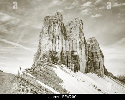 Randonnée de printemps autour de Tre Cime di Lavaredo massive. De belles couleurs dans les Dolomites en Italie Europe Banque D'Images