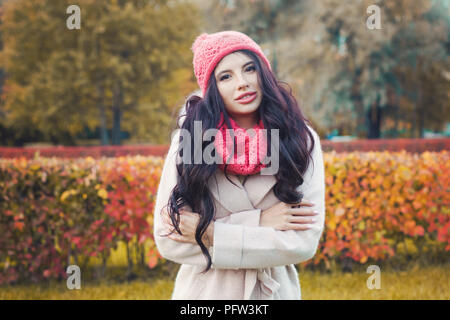 Portrait de femme d'automne. Cute girl wearing hat and scarf rose à l'automne et à l'extérieur du parc Banque D'Images