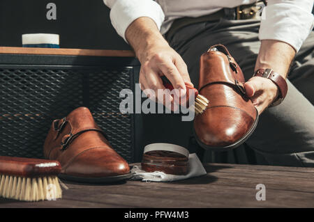 L'homme s'applique du cirage avec une petite brosse Banque D'Images