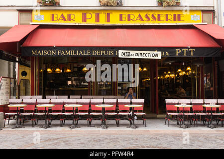 Brasserie Paris le matin - terrasse vide de l'entrée aux PTT sur la Rue Cler dans le 7ème arrondissement, Paris, France, Europe. Banque D'Images