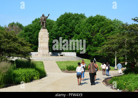 Le monument de Christophe Colomb à S Columbus Dr et E Roosevelt Rd. étend sa main comme visiteurs à pied passé sur le chemin de Chicago's lakefront Museum Campus Banque D'Images