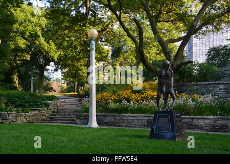 Une sculpture de deux enfants jouant dans le jardin de la paix de Chicago situé le long du lac sentier Lincoln Park dans le quartier de Uptown. Banque D'Images