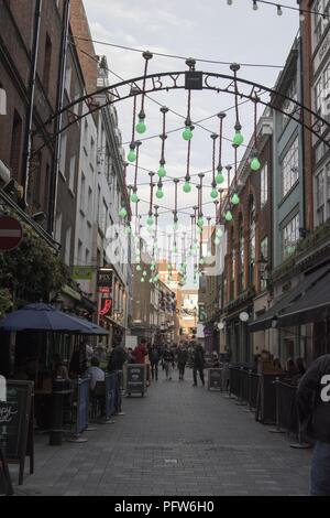 Carnaby signer et décoratifs bulbes au-dessus de monde de Carnaby Street, Londres, Angleterre, le 28 octobre 2017. () Banque D'Images