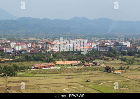 Belle vue de la ville et des champs d'en haut dans la province de Vientiane, Vang Vieng, Laos, lors d'une journée ensoleillée. Banque D'Images